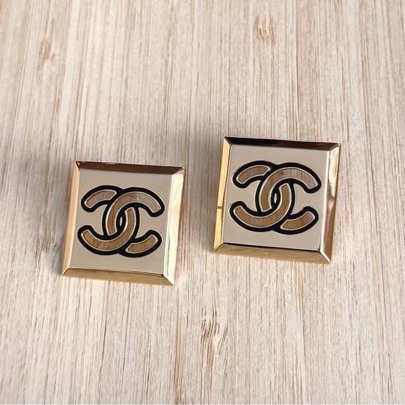 CHANEL Rare 2024 Classic Gold Oversized Square CC Logo Cutout Earrings - Picture 2 of 7